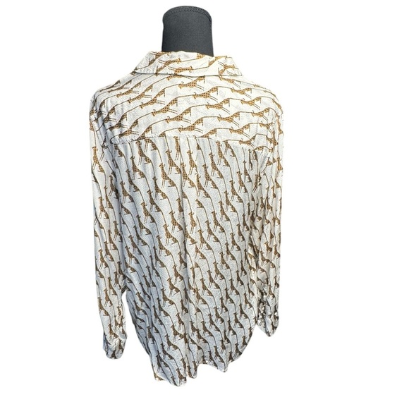 Chico’s Size 2 (L/XL) Giraffe Print Button Down Animal Print Safari Shirt F422 - Picture 2 of 8